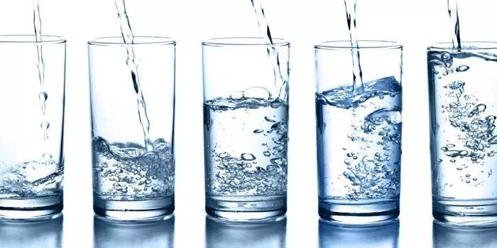 Pitný režim při hubnutí: doporučení pro příjem vody a tekutin při hubnutí