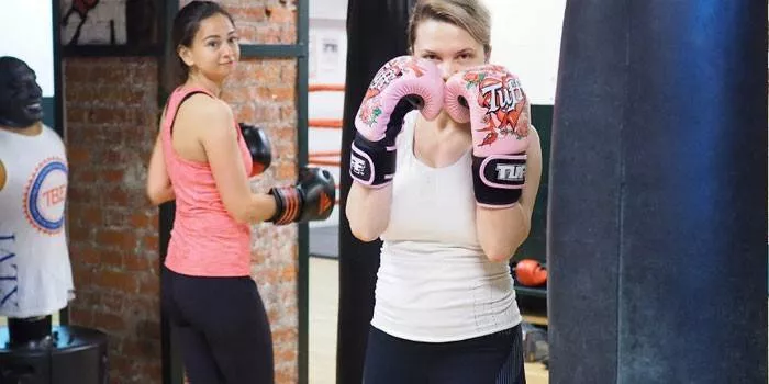Kickbox pro dívky - výhody při hubnutí a kontraindikace, trénink pro začátečníky s videem