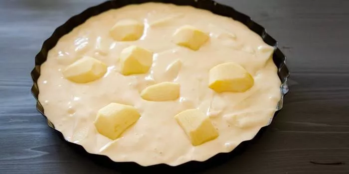 Пищна шарлотка с ябълки във фурната - как да направите тестото бързо и вкусно, температура на печене