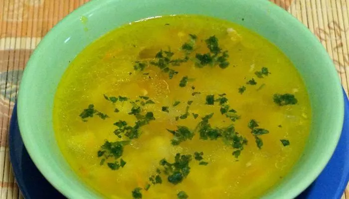 Супа от фиде с пиле: как да приготвите вкусно първо ястие, снимка и видео