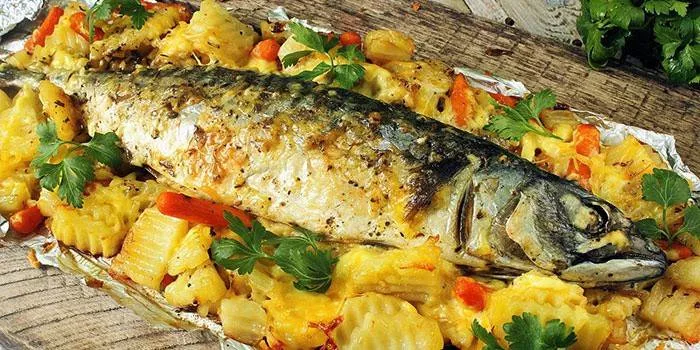 Як правильно приготувати рибу в духовці - вибір продуктів для гарніру, запіканка з дрібного мінтаю на деку
