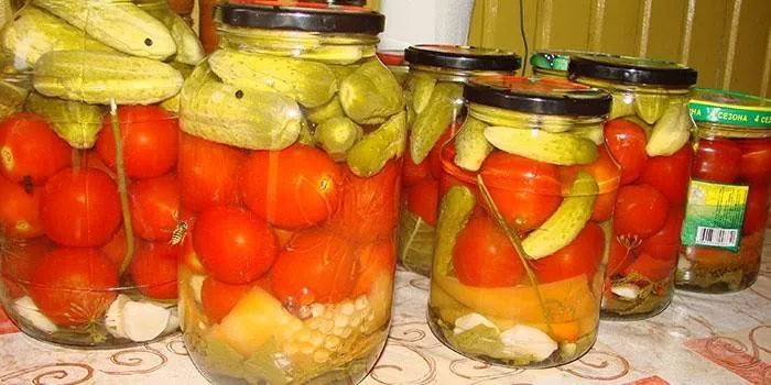 Рецепта за вкусен асортимент от краставици и домати за зимата: мариновани, консервирани и осолени в бъчви видео